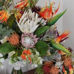 【納品事例】バーカウンターの季節のフラワーディスプレイ